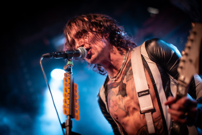 The Darkness / Support: Désirée Mishoe &middot; Mühle Hunziken