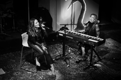 Caroline Chevin feat. Rose Ann Dimalanta &middot; Mühle Hunziken