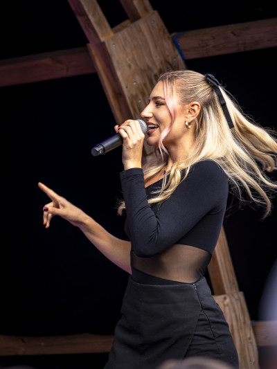Loco Escrito Openair / Support: Florencia Yunis &middot; Mühle Hunziken