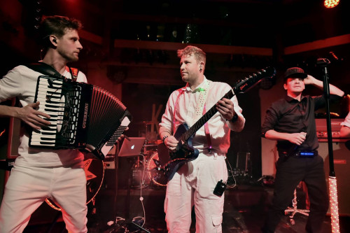 Modern Day Heroes & Karthun &middot; Mühle Hunziken